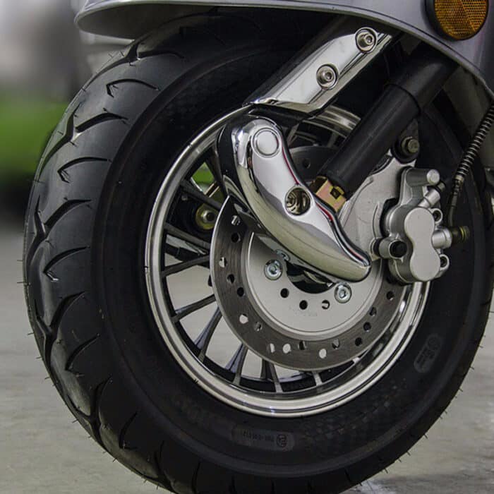 Scooter électrique Woolib RT gris anthracite, détail pneu et freins avant