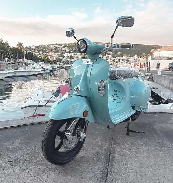 Woolib RT bleu sur le port de St Gilles les Bains (La Réunion)